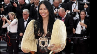 Anggun Tampil Cantik di Pemutaran Perdana Top Gun Maverick
