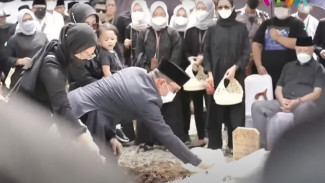FOTO: Momen Haru Keluarga Ridwan Kamil Tabur Bunga di Pemakaman Eril