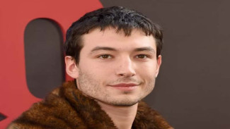 Ezra Miller Diduga Tampung Istri dan Anak Orang di Rumah Penuh Senjata