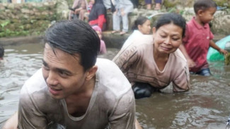 Serunya Sahrul Gunawan Tangkap Ikan di Kolam Keruh bersama Warga