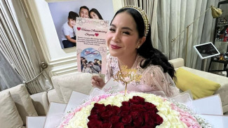 Buka Kado Rayyanza Isinya Hanya Satu Baju, Ekspresi Nagita Slavina Banjir Pujian