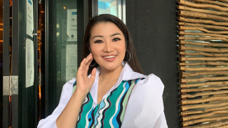 Fitri Carlina Ajak Bule Amerika Kenali Ciri Khas Dangdut