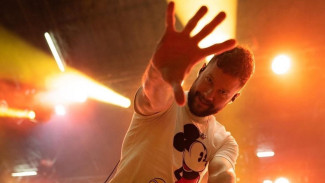 Gelar Konser di Jakarta, Calum Scott Bawakan Lagu-lagu Hit