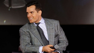 Tampil Sebagai Sherlock di Enola Holmes 2, Ini Kata Henry Cavill