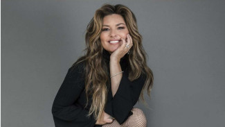 Shania Twain Paksa Ratakan Payudara, Takut Dilecehkan Ayah Tiri
