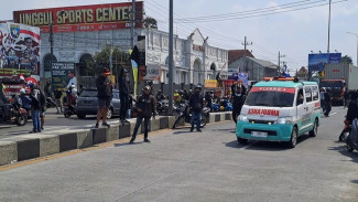 Momen Menyentuh di Tengah Aksi Blokade Jalan Aremania