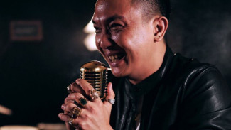Beredar Foto Lama Jhon LBF Sebelum Jadi Pengusaha Kaya, Asyik Makan Cilok Sambil Main Burung