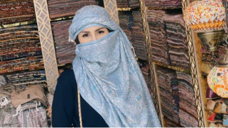 Pesona Momo Geisha Pakai Burqa di Dubai, Warganet Doakan Jadi Mualaf