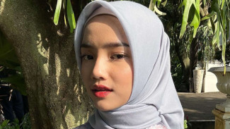 Bergelimang Uang, Fuji Tak Malu Pakai Piring Gratisan Hadiah Sabun untuk Makan