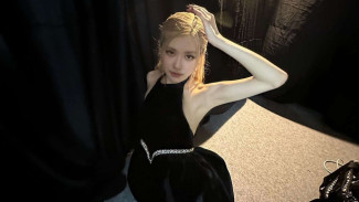 Intip Padu Padan Sneakers Rose BLACKPINK, Gayanya Cocok Dipakai Bukber Puasa Ramadhan