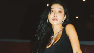 Hwasa Mamamoo Pakai 'Seragam Sekolah Seksi', Disandingkan Gaya Ikonik Britney Spears