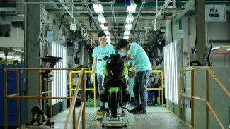 Pabrik Alva Rakit Satu Motor Listrik Tiga Menit