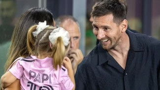 Terungkap, Bocah Misterius yang Digendong Istri Lionel Messi