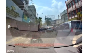 Ditabrak karena Ngerem Mendadak, Pemotor Malah Ngamuk Hingga Pecahkan Kaca Mobil
