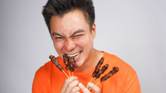 Baim Wong Tawarkan Pengalaman Kuliner Baru dengan Sate Celup