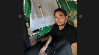 Penuh Duka, Jeje Govinda Antarkan Jenazah Ibunya ke Peristirahatan Terakhir