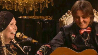 Bawakan Lagu 'Both Sides Now' di Grammy 2024, Joni Mitchell Dapat Standing Ovation