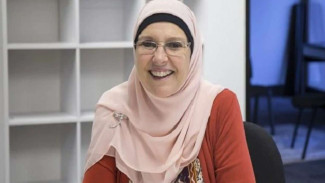 Kisah Aisha, Seorang Mualaf Cantik yang Berhasil Islamkan 30 Orang
