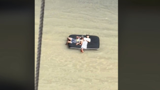 4 Kelakuan Kocak Masyarakat Dubai Saat Banjir Ada yang Main Jetski sampai Berjemur