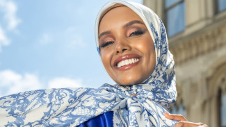 Buttonscarves Gandeng Supermodel Hijab Pertama Dunia, Halima Aden Sebagai Ikon The Crown Series