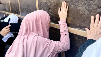 Momen Haru Ria Ricis Unggah Foto Tengah Menyentuh Kabah, Ungkap Isi Hati
