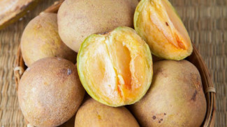 Dari Kulit hingga Rambut, Ini 8 Manfaat Buah Sawo untuk Kecantikan!