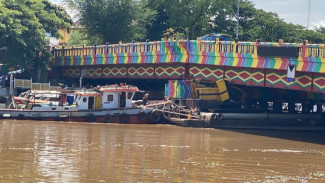Tongkang Nyangkut di Jembatan Merdeka Kota Banjarmasin