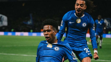 Pemain Chelsea rayakan gol Estevao