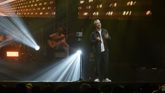 Tutup Gelaran Konser di Indonesia, Maher Zain Bikin Penonton Histeris Bawa Lagu Hits Sambil Pakai Blankon