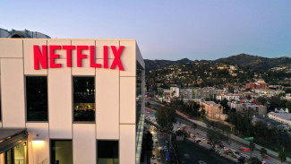 Bos Netflix Buka Suara soal Akuisisi Warner Bros di Tengah Perang Tawaran dengan Paramount