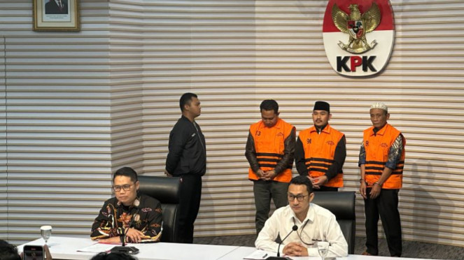 KPK menetapkan Bupati Kabupaten Bekasi Ade Kuswara dan ayahnya sebagai tersangka suap