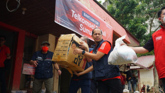 Telkomsel Salurkan Bantuan Logistik untuk Masyarakat Terdampak Banjir di Aceh Utara